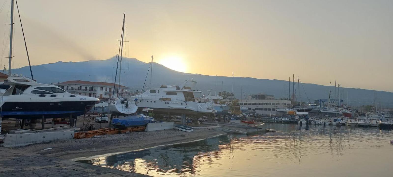 Апартаменты Alba Marina E Tramonti Etnei Рипосто Экстерьер фото